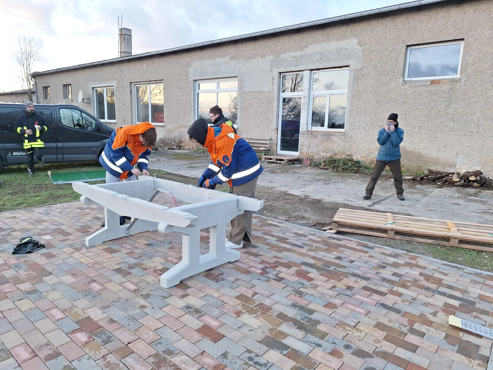 Jugendliche bauen eine Tischtennisplatte auf
