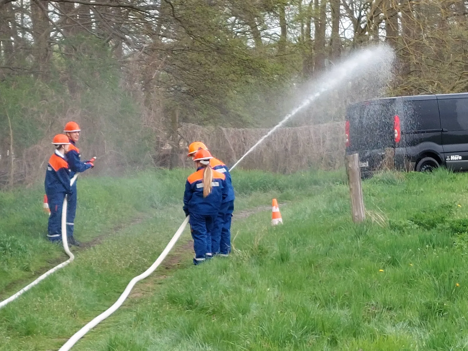 Jugendfeuerwehr übt mit Wasser im Grünen