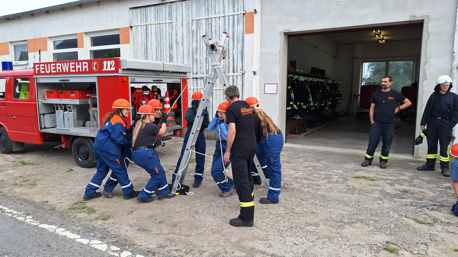Feuerwehrübung mit Gerät am Feuerwehrhaus