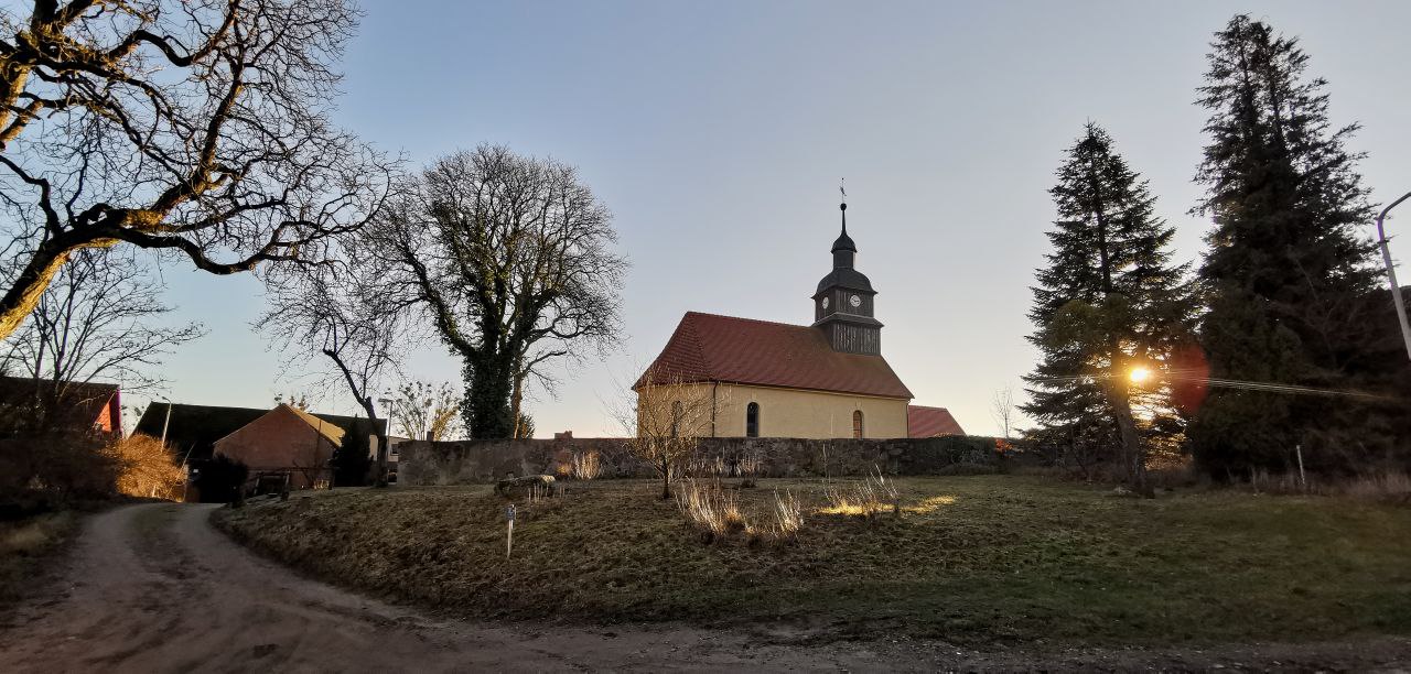 Dorfkirche Naugarten am Abend