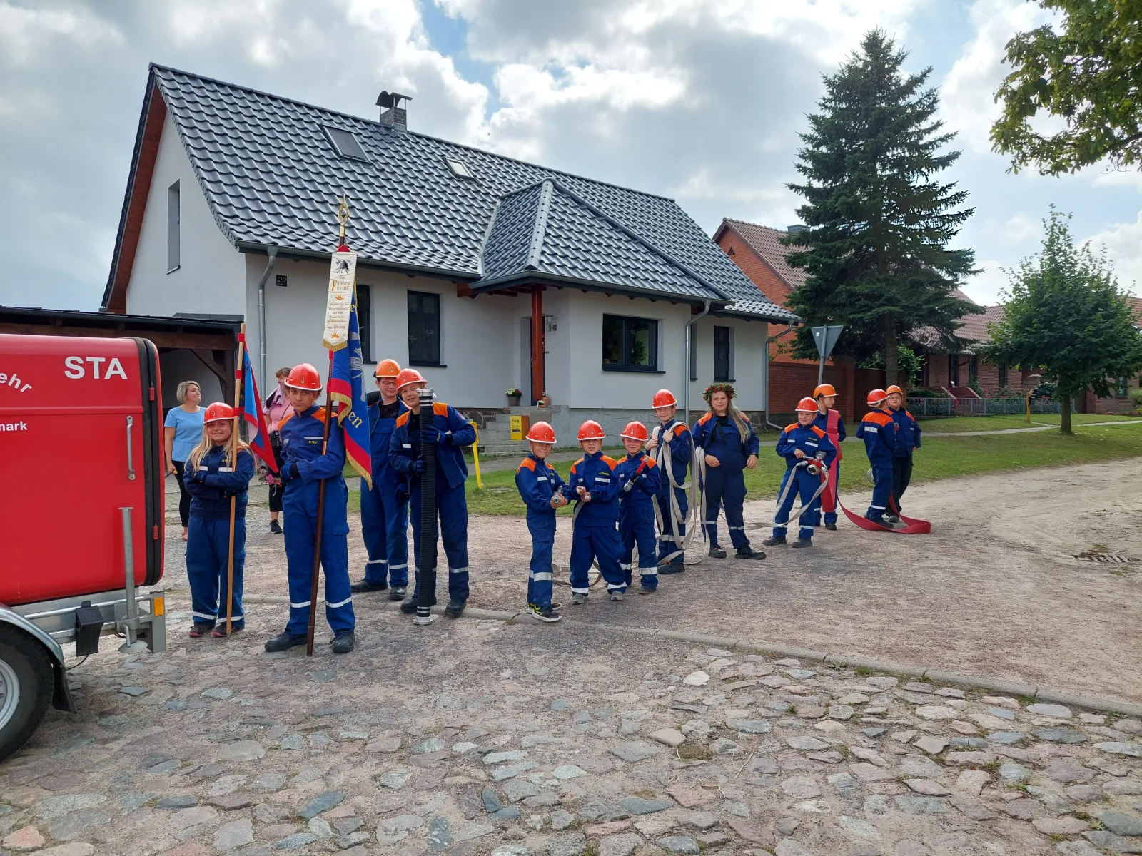 Jugendfeuerwehr mit Ausrüstung beim Erntefest in Naugarten