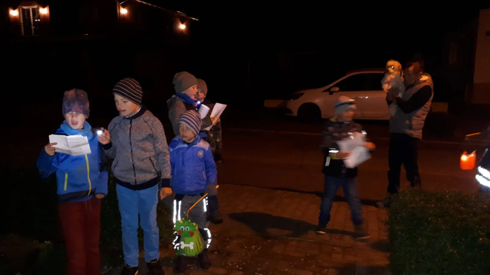 Kinder beim Martinssingen in Naugarten