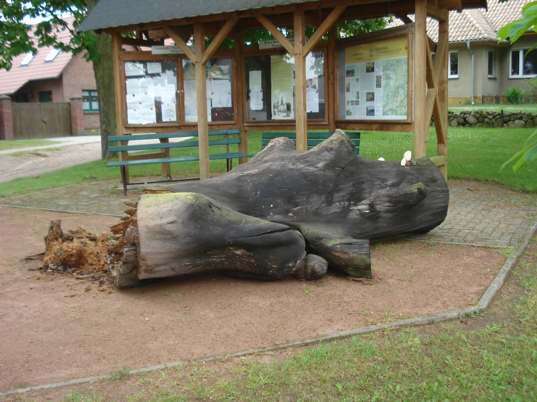 Umgestürzte Mutter-Mölkasch-Figur in der Dorfmitte