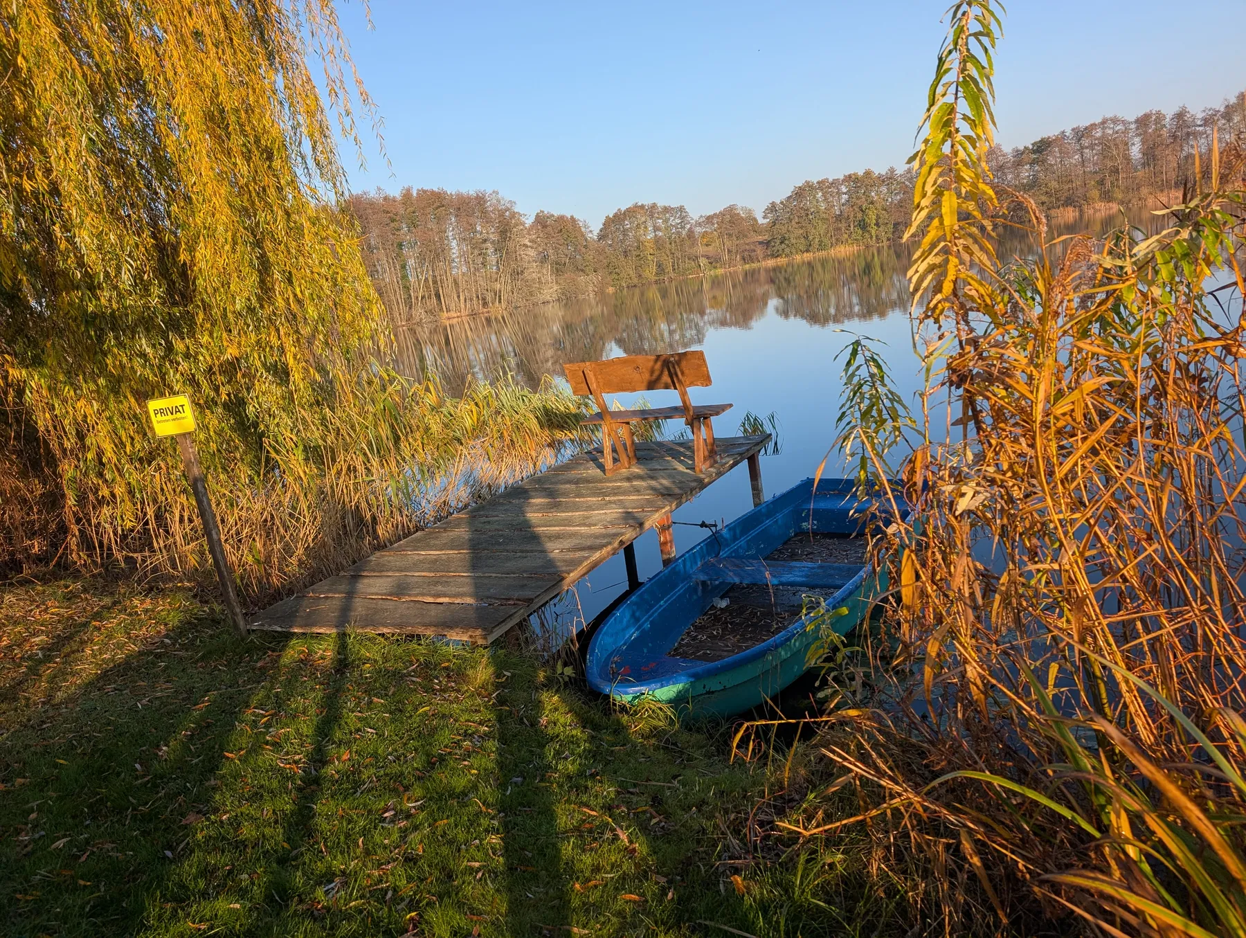 Boot und Steg am Naugartener See