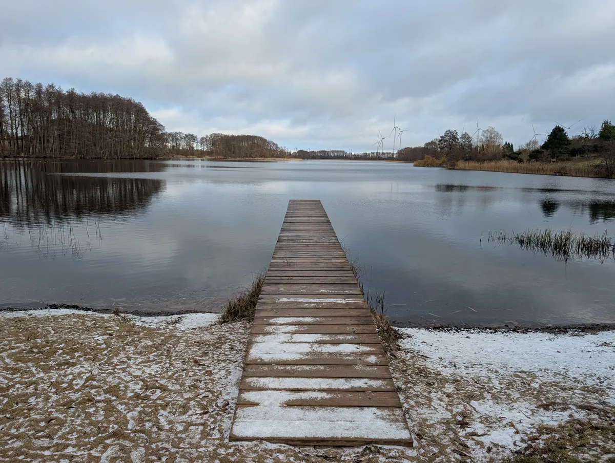 Steg am Naugartener See im Winter