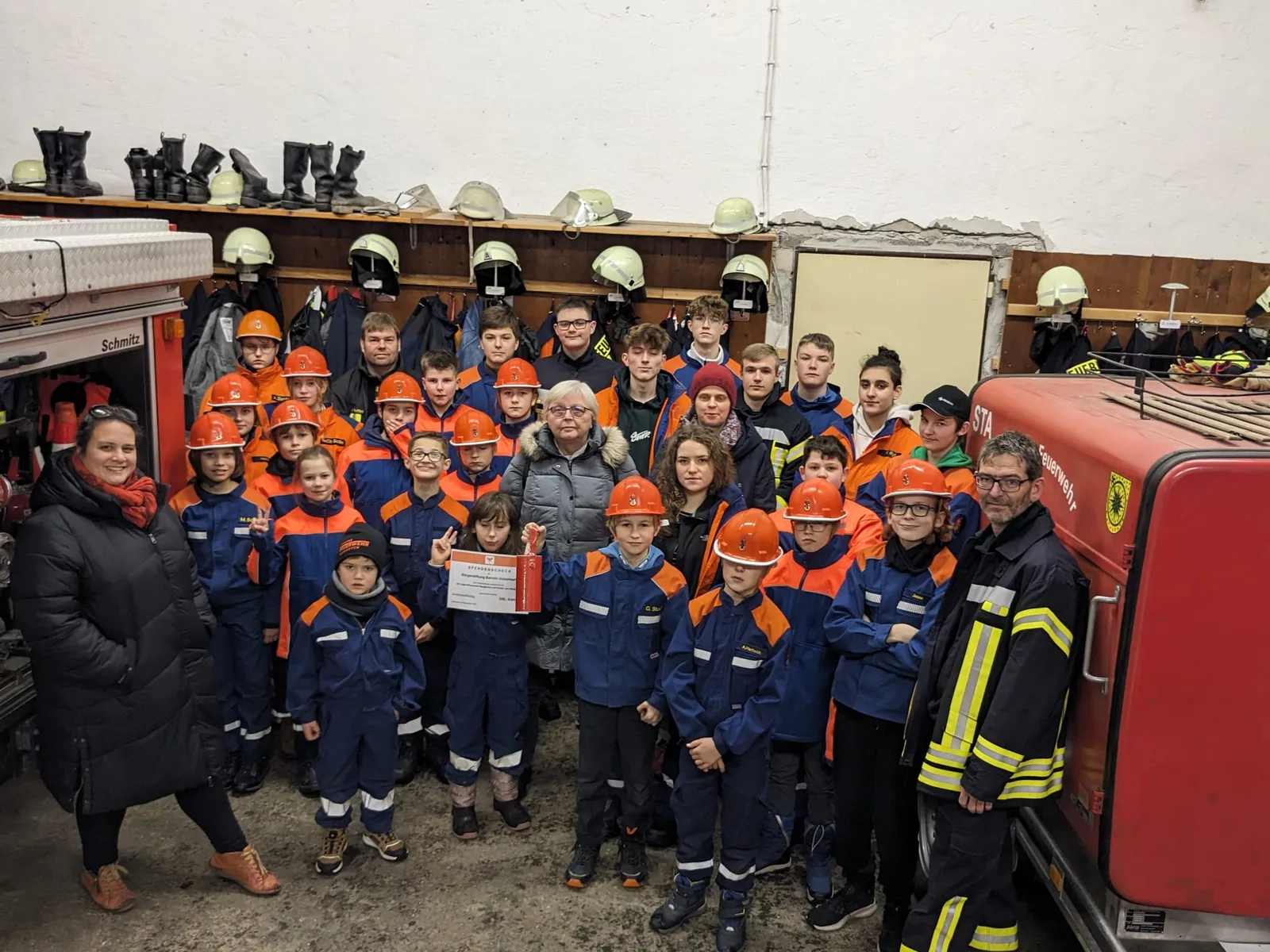 Jugendfeuerwehr bei einer Spendenübergabe